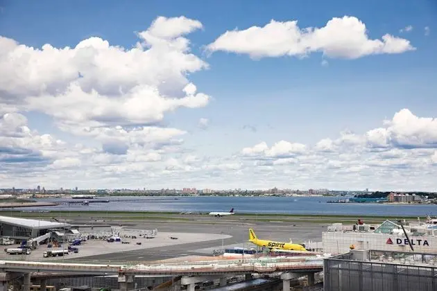 Oda, 1 En Büyük (King) Boy Yatak, Manzaralı (Airport View)