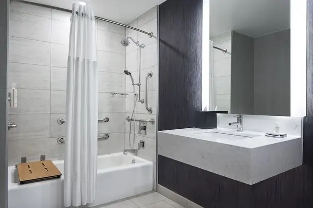 Premier Oda, 1 En Büyük (King) Boy Yatak ve Çekyat, Köşe (Mobility Accessible, Tub)