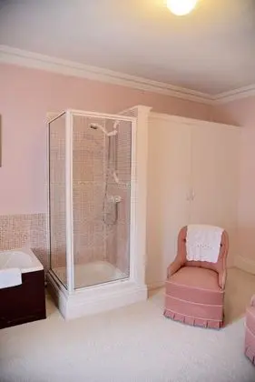 Superior Tek Büyük Yataklı Oda, Banyolu/Duşlu, Bahçe Manzaralı (Pink)