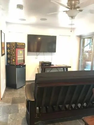Ev, Birden Çok Yatak (Newest House On The Court! LEED PLATI)