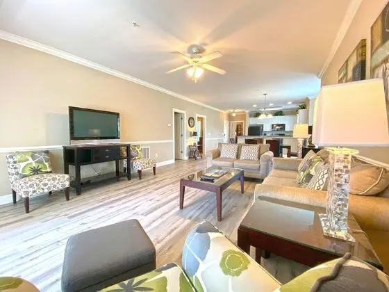 Daire, Birden Çok Yatak (NEWLY FURNISHED! Premiere Condo w/ La)