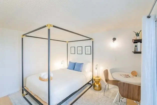 Daire (Newly Renovated Studio | Two blocks f)