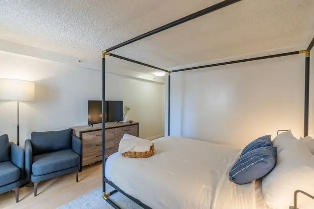 Daire (Newly Renovated Studio | Two blocks f)
