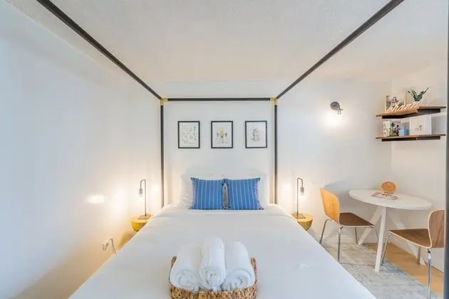 Daire (Newly Renovated Studio | Two blocks f)