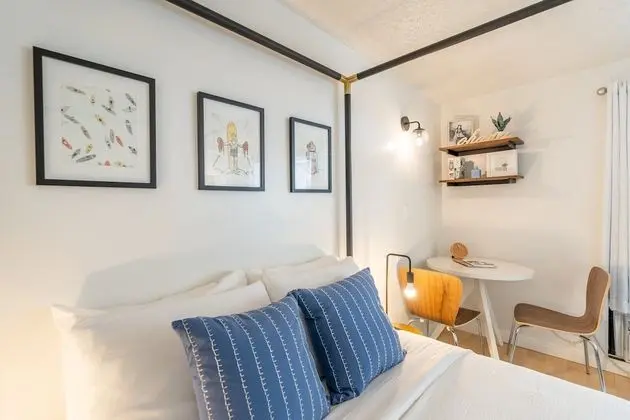 Daire (Newly Renovated Studio | Two blocks f)