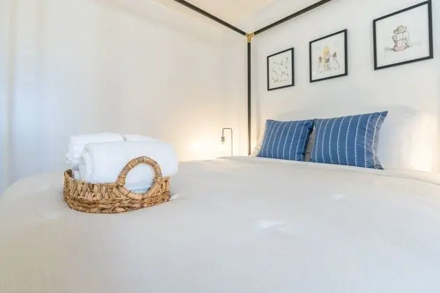 Daire (Newly Renovated Studio | Two blocks f)