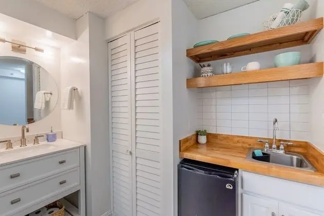 Daire (Newly Renovated Studio | Two blocks f)