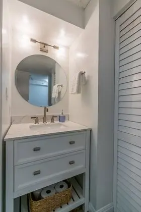 Daire (Newly Renovated Studio | Two blocks f)