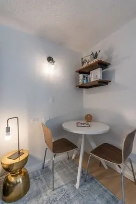 Daire (Newly Renovated Studio | Two blocks f)