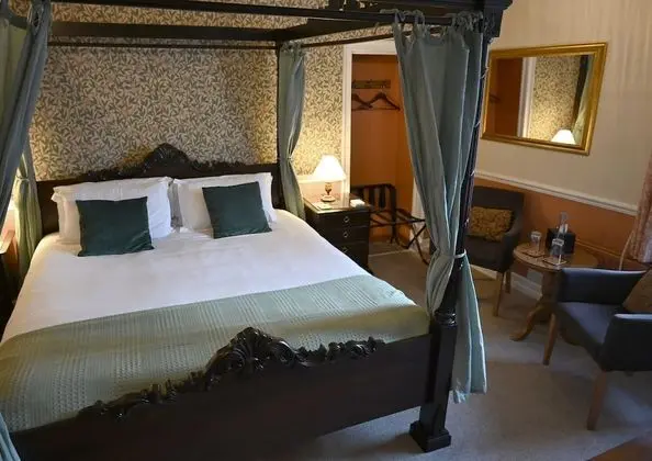 Honeymoon Tek Büyük Yataklı Oda (4 Poster Bed)