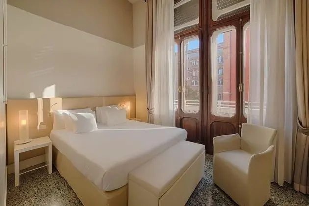 Superior Oda, Kanal Manzaralı (Partial Canal View)