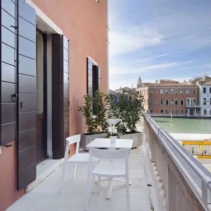 Superior Oda, Kanal Manzaralı (Partial Canal View)