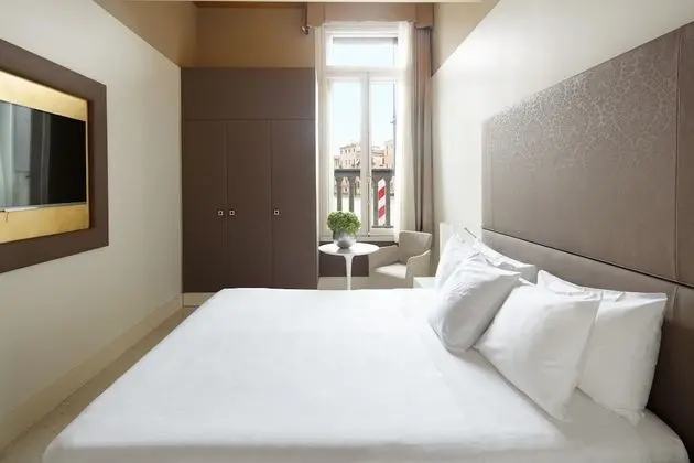 Superior Oda, Kanal Manzaralı (Partial Canal View)