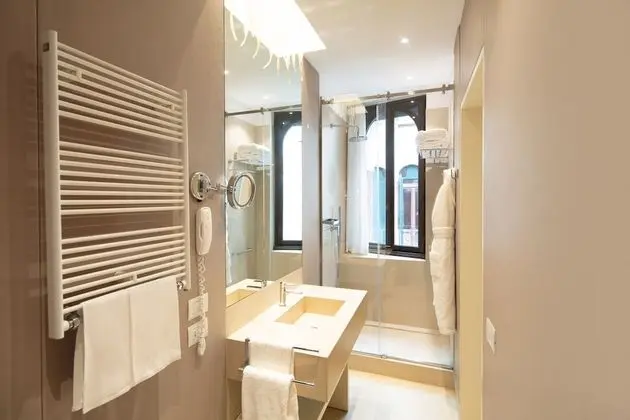 Superior Oda, Kanal Manzaralı (Partial Canal View)