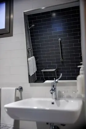 Engellilere uygun banyo