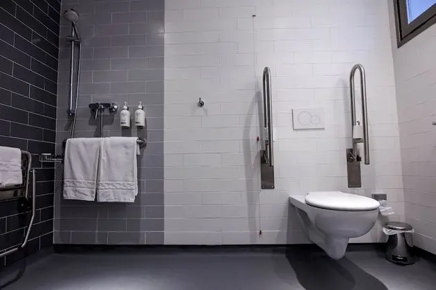 Engellilere uygun banyo