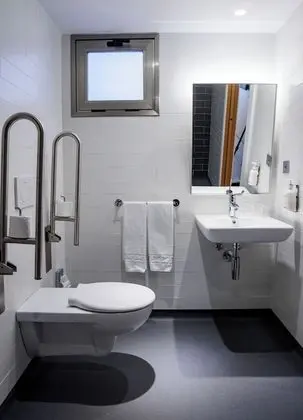 Engellilere uygun banyo