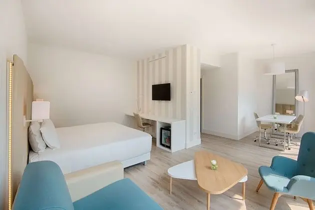 Junior Süit, Teras, Manzaralı (New Style Ext Bed 2 adults + 1 child)