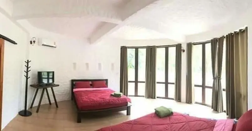 Family Room River View with Karaoke