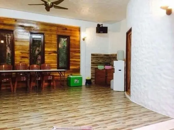 Family Room River View with Karaoke