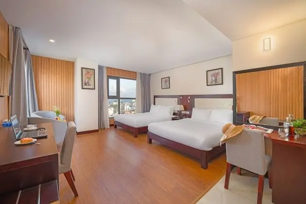 Premier Üç Kişilik Oda, Şehir Manzaralı