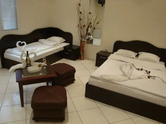 Üç Kişilik Oda, Havuz Manzaralı