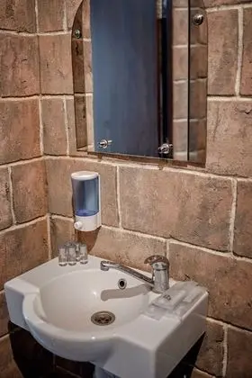 Tek Büyük veya İki Ayrı Yataklı Oda, Ortak Banyo