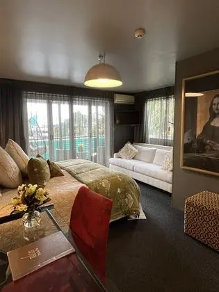 Executive Stüdyo, Balkon