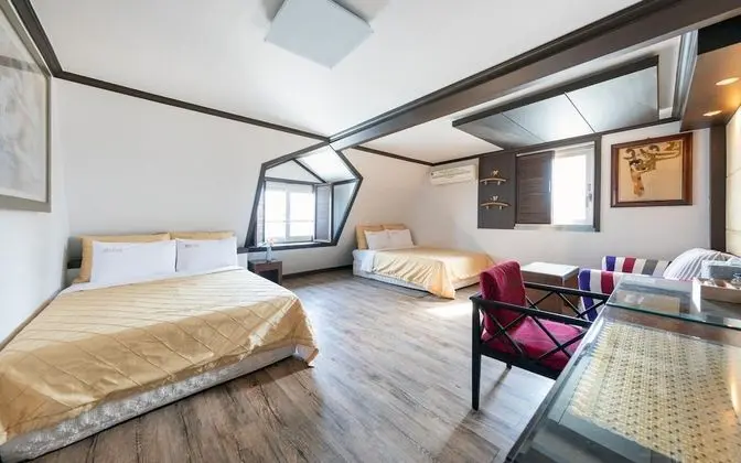 Oda (Twin Room (Netflix personal account a)