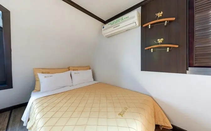 Oda (Twin Room (Netflix personal account a)