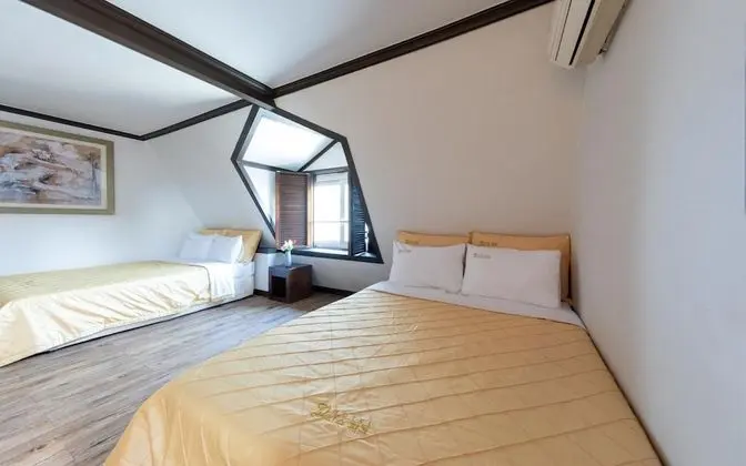 Oda (Twin Room (Netflix personal account a)