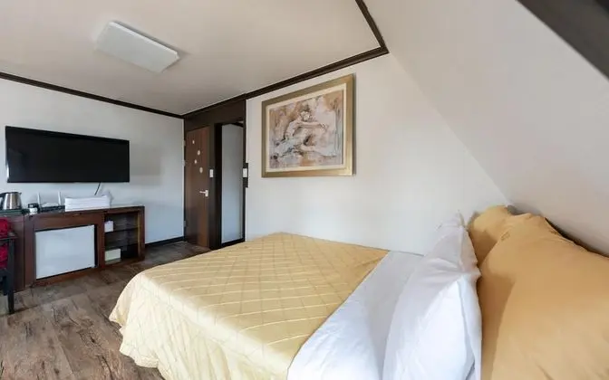 Oda (Twin Room (Netflix personal account a)