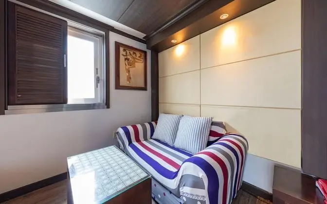 Oda (Twin Room (Netflix personal account a)