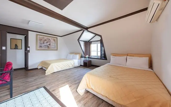 Oda (Twin Room (Netflix personal account a)