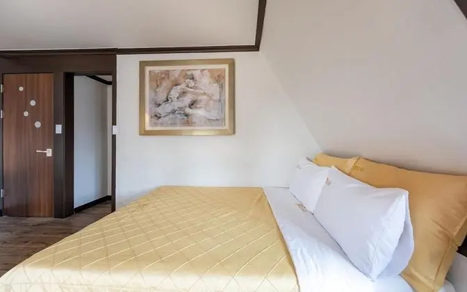 Oda (Twin Room (Netflix personal account a)