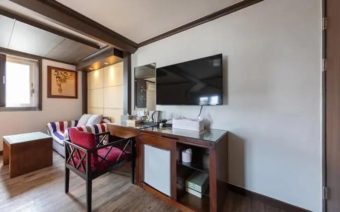 Oda (Twin Room (Netflix personal account a)