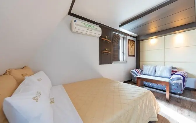 Oda (Twin Room (Netflix personal account a)