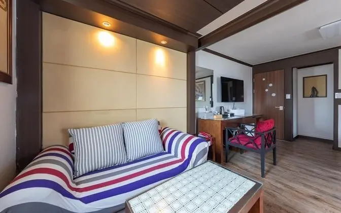 Oda (Twin Room (Netflix personal account a)