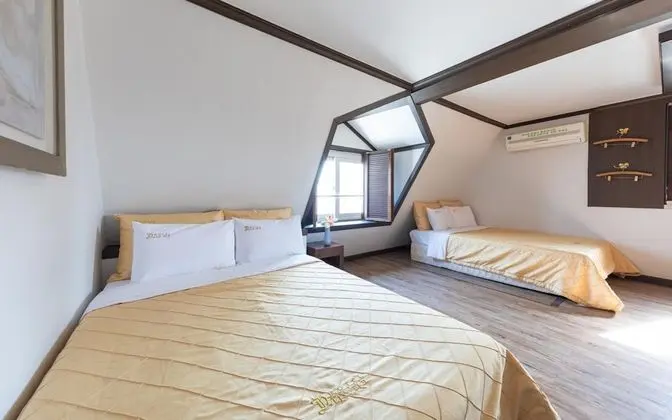 Oda (Twin Room (Netflix personal account a)