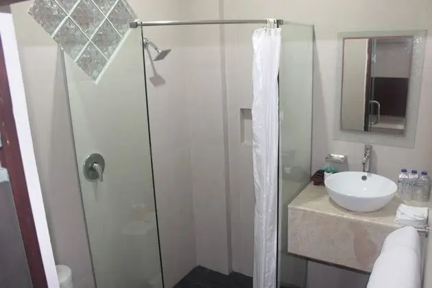 Standard Üç Kişilik Oda, Havuz Manzaralı
