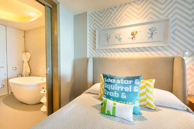 Penthouse Swim-Up Oceanfront King Suite