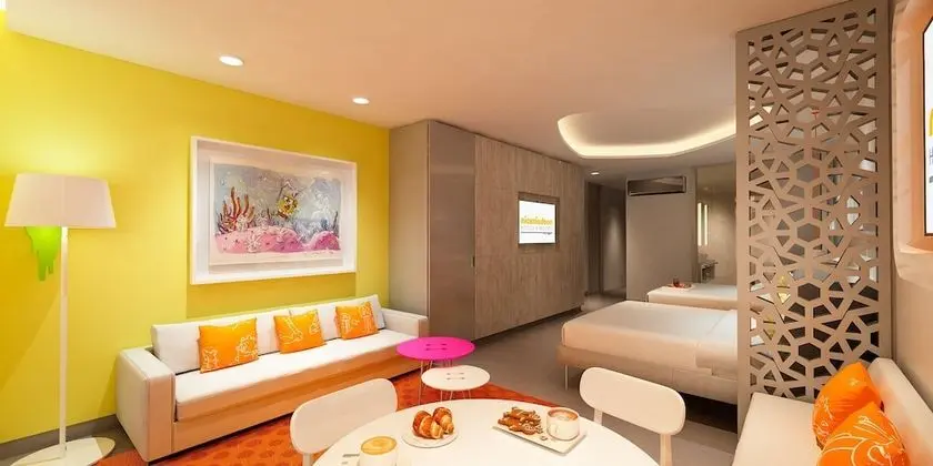 Penthouse Swim-Up Oceanfront Queen Suite