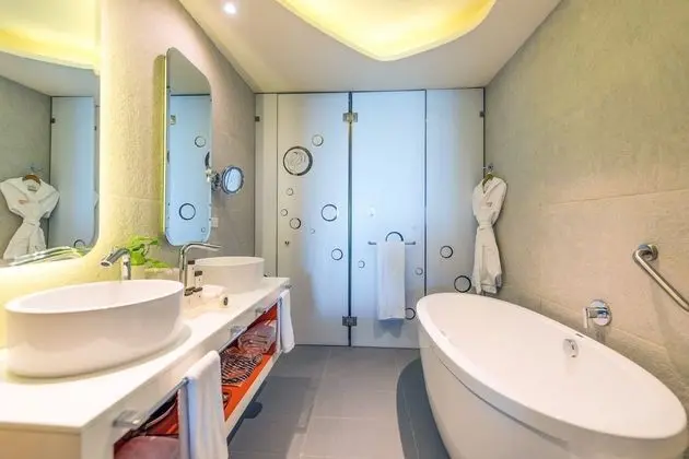 Penthouse Swim-Up Oceanfront Queen Suite