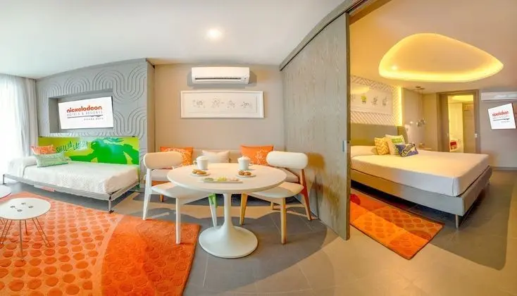 Swim-Up Oceanfront King Suite