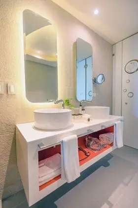 Swim-Up Oceanfront King Suite
