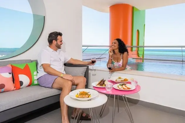 Swim-Up Oceanfront King Suite