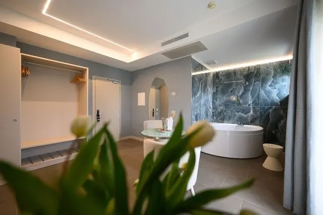 Luxury Süit, Sıcak Su Küveti