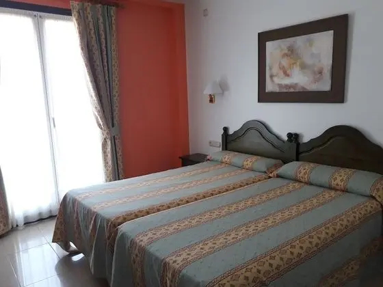 Tek Büyük veya İki Ayrı Yataklı Oda, Balkon, Bahçe Manzaralı