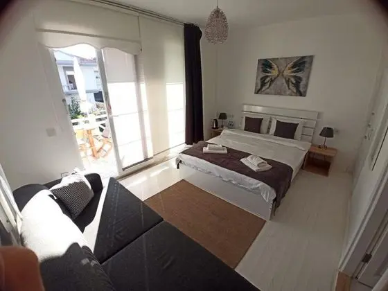 Suite Balkonlu Havuz Manzaralı