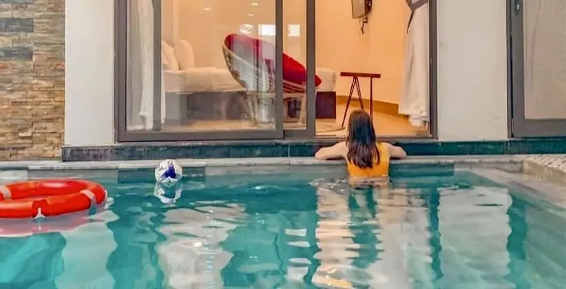 Deluxe Tek Büyük Yataklı Oda, Havuz Manzaralı